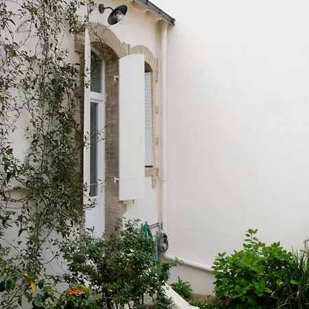Huge Family House In The Heart Of * نانت
